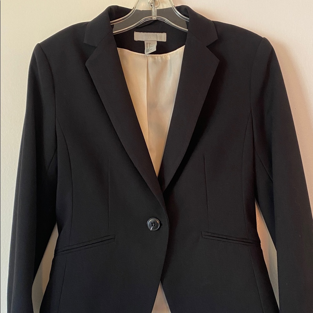 Like new! Black One button Blazer H&M. Size 6. - Picture 2 of 9